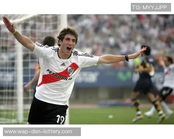 足球罗的传奇之路从青涩少年到世界巨星的成长故事 足球罗的传奇之路从青涩少年到世界巨星的成长故事