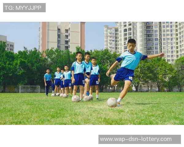 双人踢足球的乐趣与技巧分享让你在球场上尽情挥洒青春活力 双人踢足球的乐趣与技巧分享让你在球场上尽情挥洒青春活力